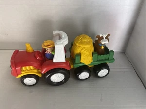 Fisher Price Little People Traktor Bauer Pop Up mit Schweinegeräuschen Anhänger - Bild 1 von 9