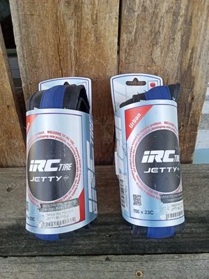 (2) Neumáticos para bicicleta de carretera urbana IRC Jetty 700 X 23c - plegables - negros y azules Foto 1 de 4