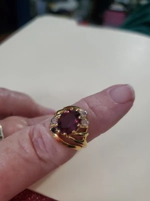 Anillo chapado en oro 18KHGE, piedra central púrpura, falta 1 piedra transparente talla 6 Foto 1 de 4