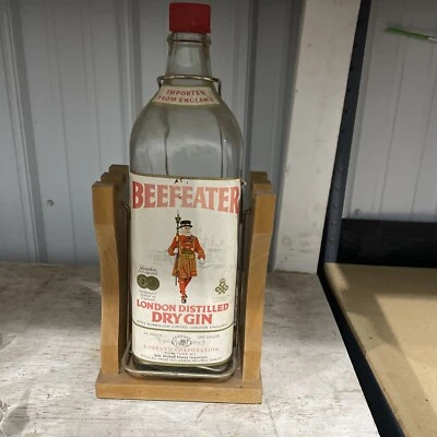 Beefeater 1 galón botella inclinable Londres destilado ginebra seca Inglaterra estante vintage Foto 1 de 3