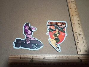 Sexy Busty Pinup Bomber Mädchen Humor Aufkleber für Skateboard Laptop Gitarre Menge 2 - Bild 1 von 4