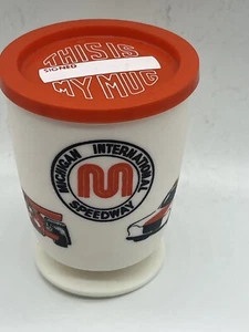 Taza de café de viaje de plástico de colección Michigan Int Speedway WHIRLEY INDUSTRIES con tapa - Imagen 1 de 6