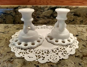 1 PAAR WESTMORELAND MILCHGLAS DORIC LACE (NETZFÖRMIG) KERZENSTÄNDER - Bild 1 von 6