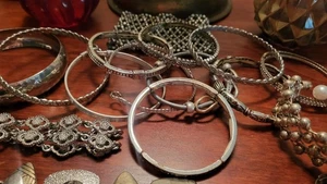 Lotto 26 pezzi - Anelli e bracciali regolabili bigiotteria - Foto 1 di 12