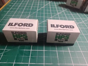 CONFEZIONE 2 pellicole 35mm negative Ilford HP5 Plus 400 bianco e nero NUOVE (36 scadenza) 27/04 - Foto 1 di 3