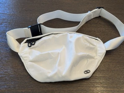 Calia Women’s Run Waist Pack WHITE & BLACK Interior Key Clip New With Tags - Image 1 of 4