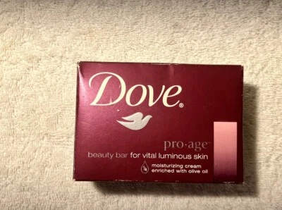Barra de jabón corporal Dove Pro-Age Beauty con crema hidratante y aceite de oliva Foto 1 de 4