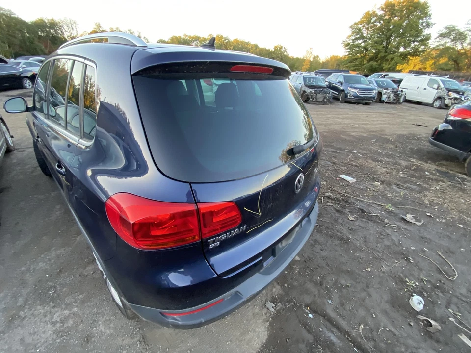 Used Deck Lid fits: 2016 Volkswagen Tiguan spoiler w/o sport package w/camera Gr Foto 1 de 4