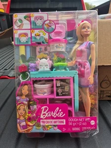 (DAÑO) 2020 Barbie You Can Be Anything Floristería Muñeca y Juego Mattel Masa - Imagen 1 de 5