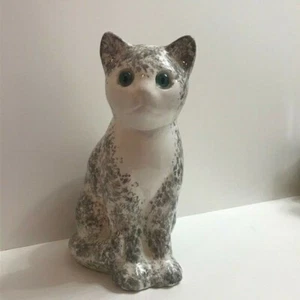 Gato de cerámica gris y blanco con ojos verdes - ¡Tan dulce!  - Imagen 1 de 9