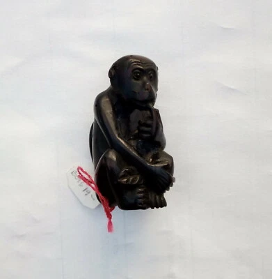 Netsuke SINGE assis laqué - Photo 1/2
