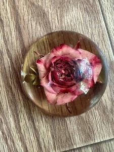 PISAPAPELES ACRÍLICO VINTAGE W ROLFE CON ROSA ROJA REAL - Imagen 1 de 3