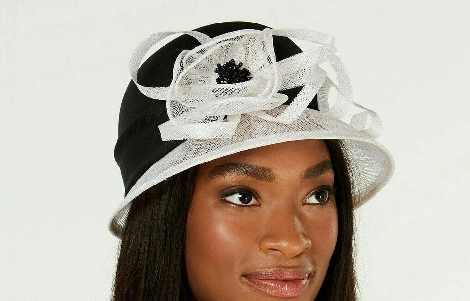 Sombrero August Texturizado Espléndido Cloche Blanco y Negro Precio de venta sugerido por el fabricante 78 USD Foto 1 de 1