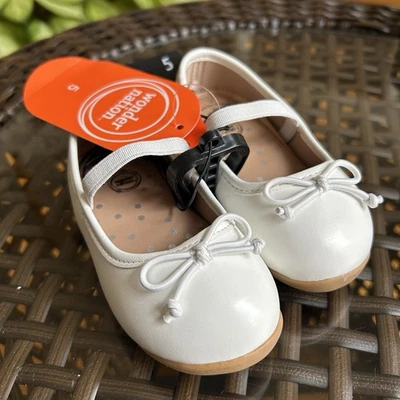Zapatos planos de ballet con lazo talla 5 para niñas pequeñas Wonder Nation • blancos Foto 1 de 4