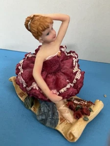 Estatuilla bailarina vintage pequeña de porcelana granate de 3 pulgadas - Imagen 1 de 4
