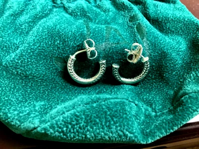 Pendientes de aro pequeños con bolsa Jai by John Hardy diseño trigo retorcido de 2" Foto 1 de 4