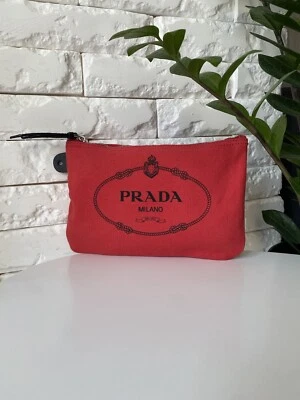 Bolso de cosméticos Prada, hecho en Italia Foto 1 de 4