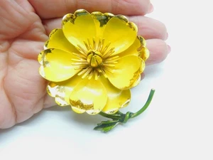 Brosche gelb grün Emaille Lagenlook goldfarben Metall Hahnenfuß Blume Vintage - Bild 1 von 4