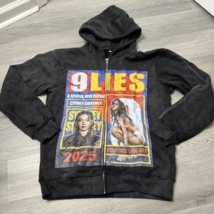 Schwarzer Distress Kapuzenpullover mit Reißverschluss und Sydney Sweeney im 9Lies Magazin - Bild 1 von 8