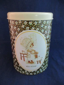 Lata decorativa vintage años 70 Cheinco Holly Hobbie con tapa 7" de alto (2) - Imagen 1 de 7