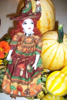 Minerva: Muñeca bruja del bosque de otoño hecha a mano, única en su clase (setas + búhos) Foto 1 de 2