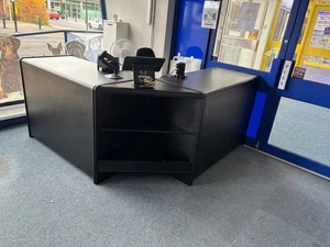 L SHAPED BLACK HEAVY DUTY DISPLAY COUNTER  RETAIL CASH TILL SHOP WRAP FITTINGS - Picture 1 of 6