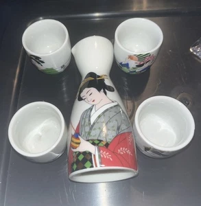 5 teiliges Sake Set Karaffe Tokkuri und 4 Tassen Ochoko Geisha Mädchen Japan - Bild 1 von 6