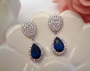 Orecchini pendenti/goccia zaffiro simulato taglio pera 2,50 ct finitura oro bianco 14 kt - Foto 1 di 4