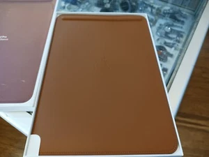 GENUINE APPLE IPAD PRO LEATHER SLEEVE SADDLE BROWN 10.5'' (MPU12FE/A) IN BOX - Bild 1 von 23