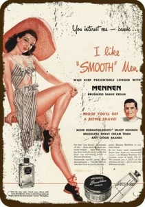 1946 MENNEN Vintage Look REPLIKA METALLSCHILD - SEXY BRÜNETTE FRAU PIN-UP PINUP - Bild 1 von 1