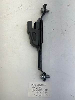 Ajustador de cinturón de seguridad Nissan NV 2500 2012-2021 OEM. Foto 1 de 4