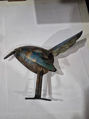 Маленькая деревенская 8-дюймовая перепрофилированная металлическая статуэтка птицы металлолом дом ферма сад - Изображение 1 из 4