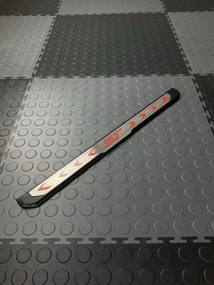 Ford Focus ST 2013-2016 hatchback delantero izquierdo puerta del conductor umbral placa de desgaste OEM Foto 1 de 4