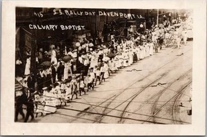 DAVENPORT, Iowa RPPC Photo Postcard "SUNDAY SCHOOL RALLY DAY - Calvary Baptist" - Imagen 1 de 2