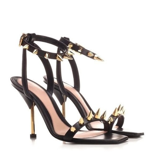 Sandali Alexander McQueen neri e oro con borchie tacco