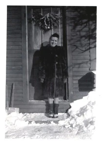 GIRL UNDER THE MISTLETOE,COBDEN,IL,1943.VTG 3.5" x 2.5" PHOTO^9 - Picture 1 of 2