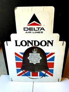 ESPOSITORE DESTINAZIONE CARTONE PUBBLICITARIO VINTAGE DELTA AIR LINES LONDRA - Foto 1 di 6
