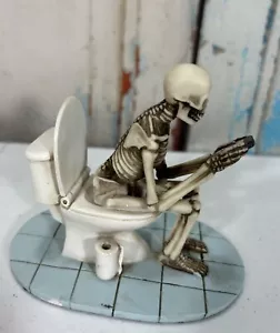Statua statuina teschio scheletro su toilette scheletro Halloween - Foto 1 di 6