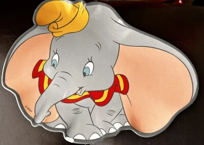 Placa de plástico rara exclusiva de Disney Store Dumbo The Flying Elephant Foto 1 de 4