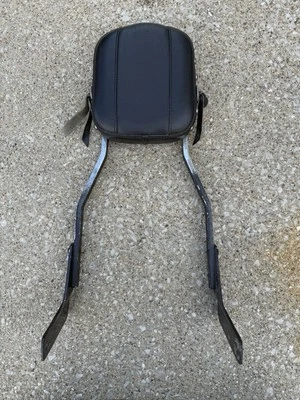 Almohadilla de cuero con respaldo Sissy Bar tachonado para motocicleta Mustang para Harley Davidson Foto 1 de 4