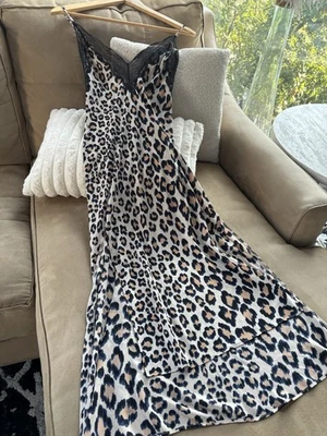 Vestido sin mangas Victoria's Secret con ribete de encaje cuello en V estampado de leopardo para mujer mediano marfil Foto 1 de 3