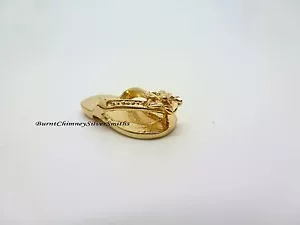 Chanclas hawaianas con superposición de oro de 14 K, sandalia de playa colgante - Imagen 1 de 6