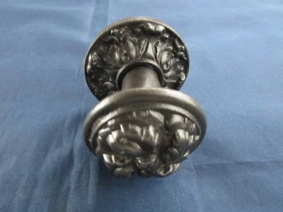 Poignée rosace ronde ancienne fonte décoré diamètre 5 & 6 cm porte entrée  - Photo 1/4