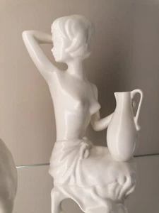 Statua Goebel "Nudo seduto con brocca" numero modello 1303 altezza circa 29 cm - Foto 1 di 10