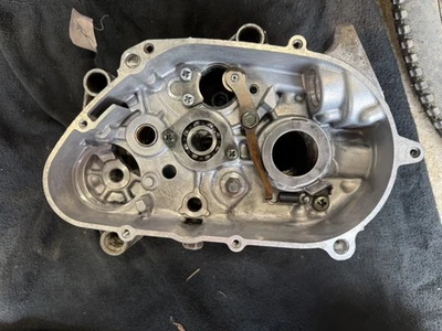 2001 Yamaha PW 80 Motor Cárter Centro Manivela Estojos Motor OEM - Imagem 1 de 4