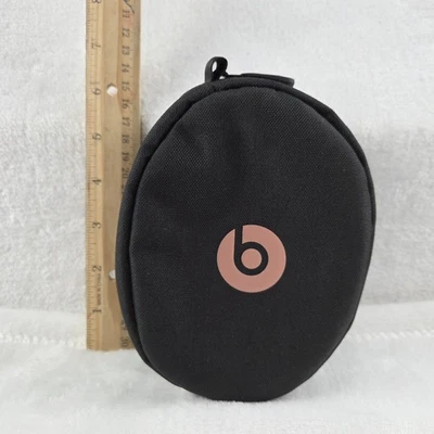 Estuche de Transporte para Auriculares Beats by Dre Negro con Cremallera, Interior Blanco con Rosa Foto 1 de 4