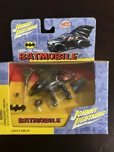 '02 Johnny Lightning, DC Comics 1940's Batmobile 1:64 Scale Diecast Model Kit - Bild 1 von 3