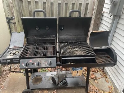 Parrilla de gas y carbón de 3 quemadores Char-Griller - negra Foto 1 de 4