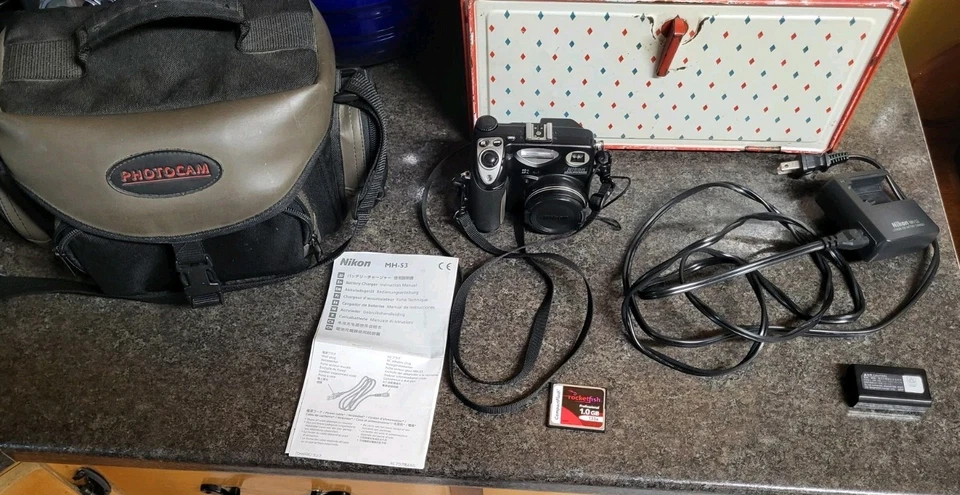 Nikon Coolpix 5000 Digital Camera 5MP WORKS HAS CHARGER & BATTERY  + MEMORY CARD - Image 1 of 4