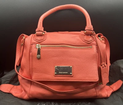 Bolsa Vince Camuto couro cor salmão com alça de ombro - Imagem 1 de 4